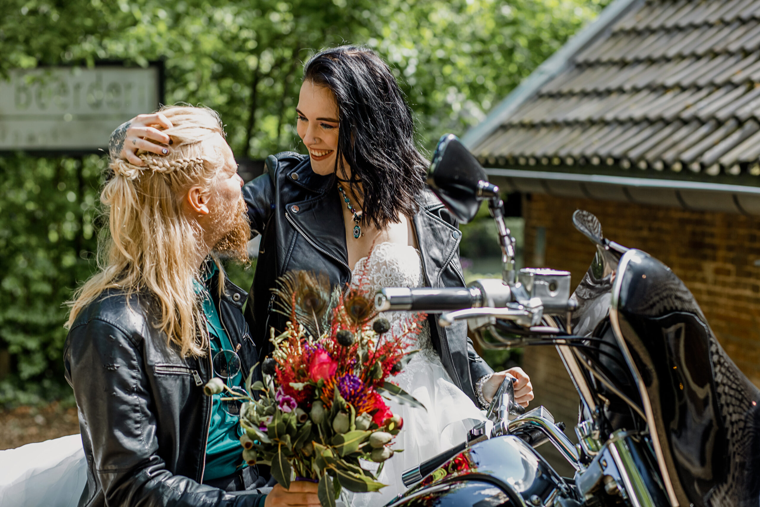 Stoer bruidspaar met motor in Sonsbeekpark Arnhem