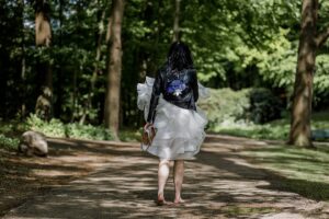 Stoere bruid op blote voeten in Sonsbeekpark Arnhem