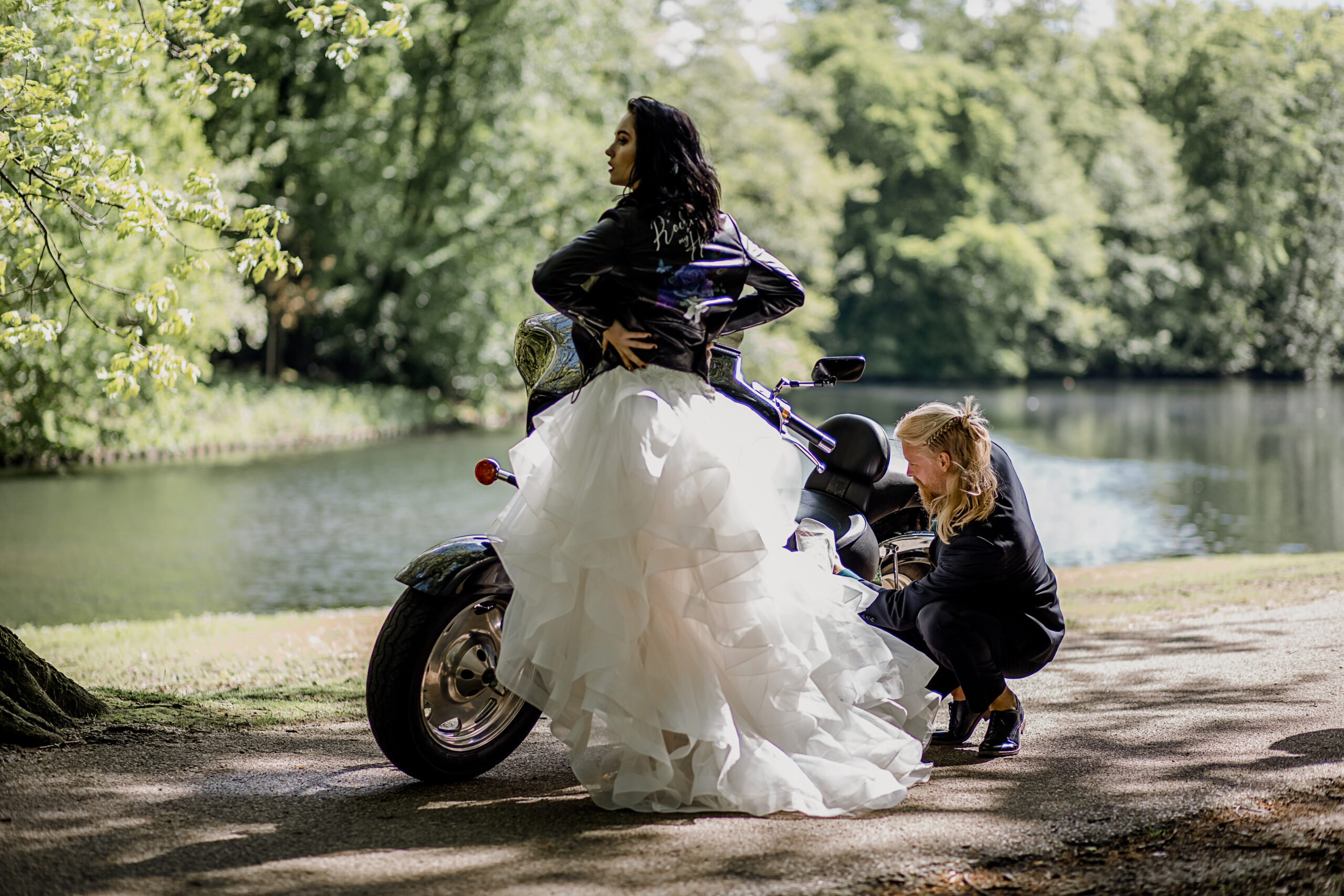 Stoer bruidspaar bij motor in Sonsbeekpark Arnhem
