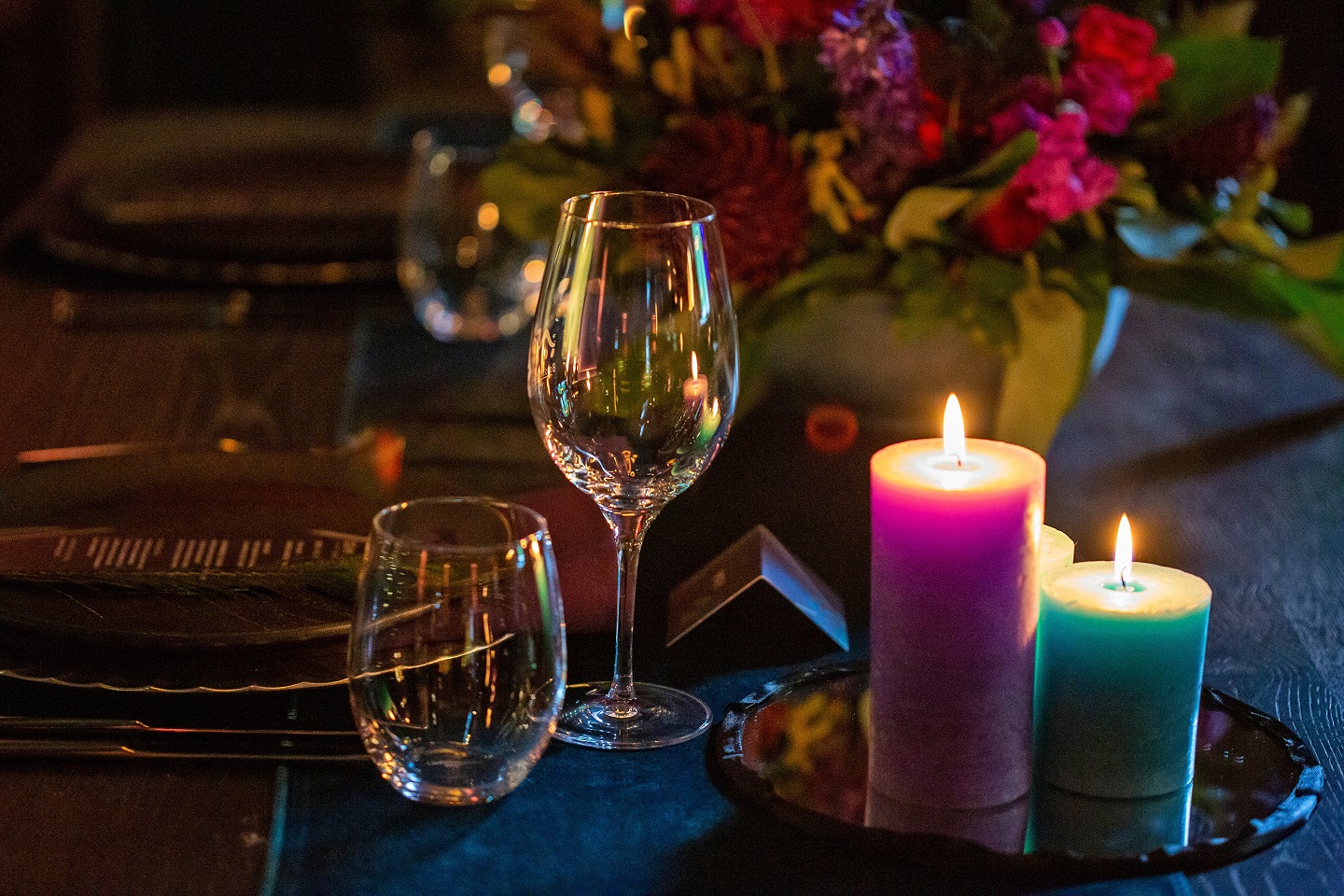 Sweetheart table aangekleed in paars, zeegroen en zwart met stoere accenten