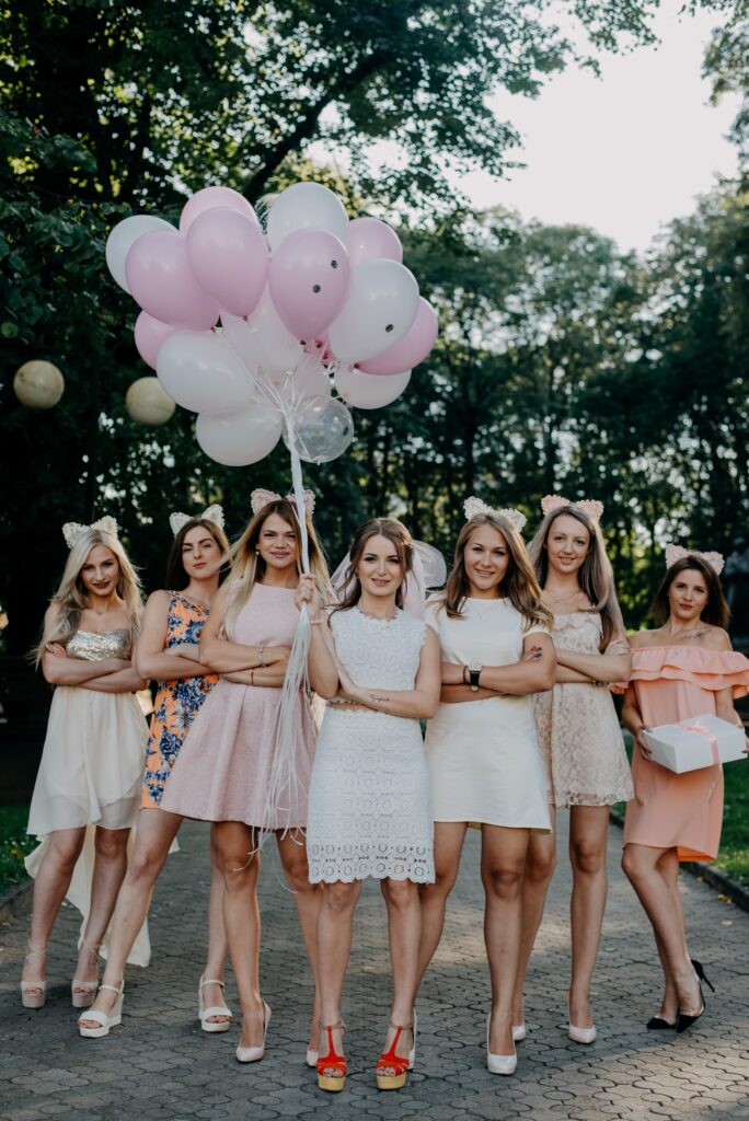 Een groepje vrouwen is zomers uitgedost voor een vrijgezellenfeest