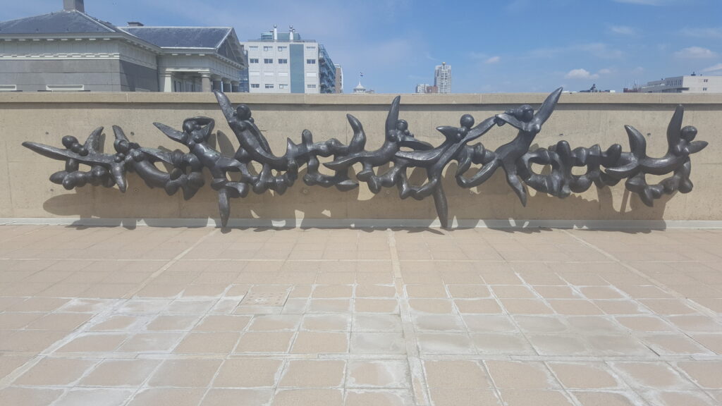 Sculptuur in museum Beelden aan Zee