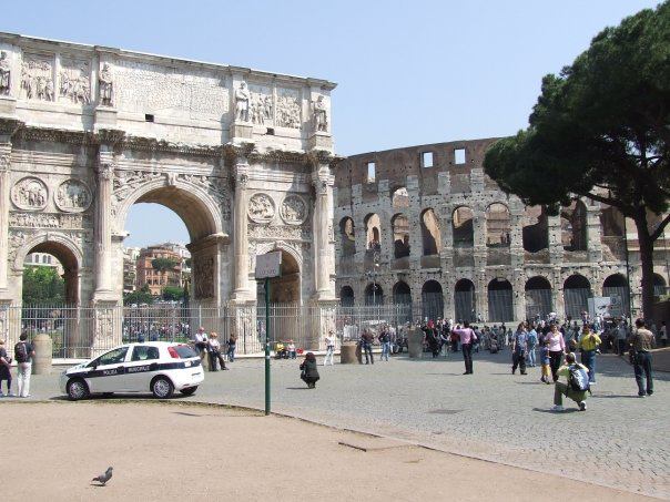 De Boog van Constantijn en het Colosseum in Rome.
